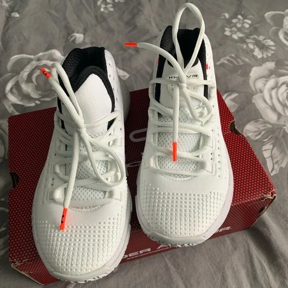 🤍UA basketball shoes sz7W🤍 - Picture 5 of 8